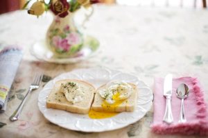 poached-eggs-on-toast-739401_640